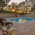 Dive Into Summer - Kirki's Cozy Pool Gem On Paxoi Ieromónachos