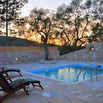 別荘 Dive Into Summer - Kirki's Cozy Pool Gem On Paxoi *