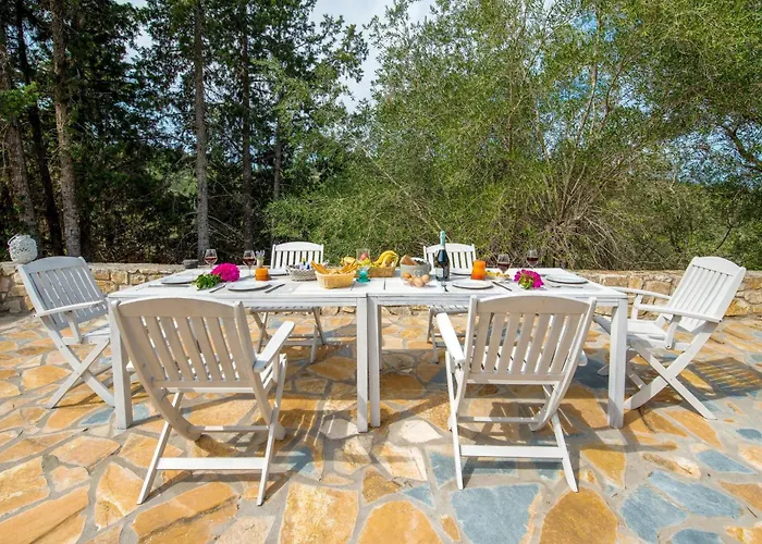 Dive Into Summer - Kirki's Cozy Pool Gem On Paxoi Feriehus Ieromonachos